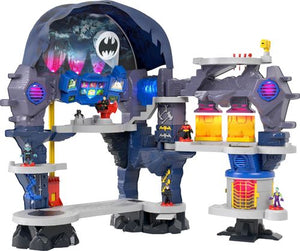 At 33 inches tall (85 cm) and 42 inches wide (106 cm), this playset lets young crimefighters surround themselves with lights, sounds and lots of action.